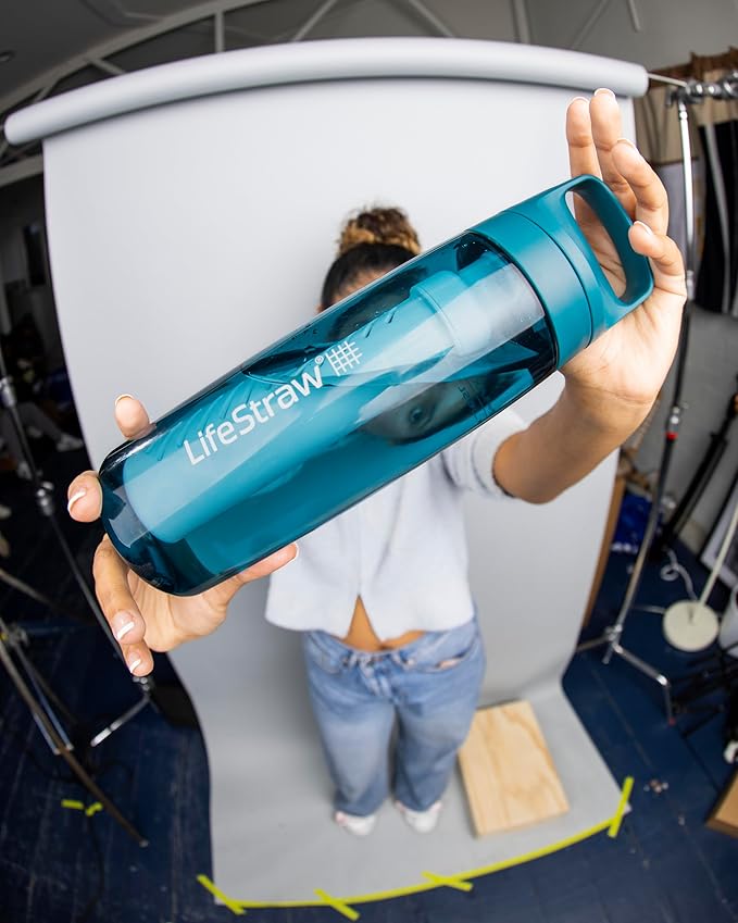 LifeStraw Go Series – BPA-Free Water Filter Bottle for Travel and Everyday use removes Bacteria, parasites and microplastics, Improves Taste, 22oz; Clear