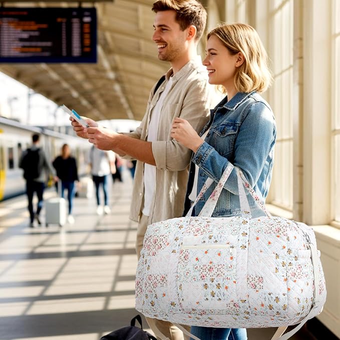 Large Quilted Travel Duffle Bag for Women Floral Portable Gym Weekender Bag with Zipper Pockets Workout Grocery Pouch Duffle Gift Pouch for Work(Light Colored Spliced Floral)