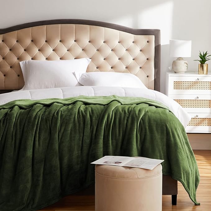 KMUSET Super Soft Throw Blanket Premium Silky Flannel Fleece Throw Size Green Microfiber Lightweight Blanket All Season Use