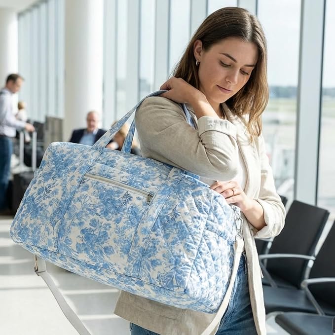 Large Quilted Travel Duffle Bag for Women Floral Portable Gym Weekender Bag with Zipper Pockets Workout Grocery Pouch Duffle Gift Pouch for Work(Blue Floral)