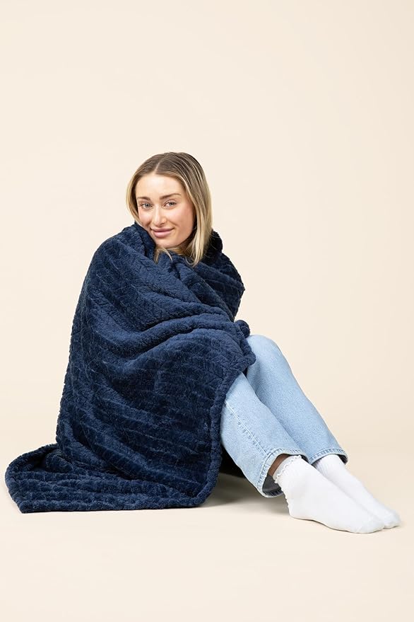 EverSnug Travel Blanket & Pillow 68x42 - Premium Ultra-Soft Microfleece 2 in 1 Compact & Packable Flight Blanket with Soft Bag Pillowcase, Hand Luggage Sleeve and Backpack Clip (Navy Blue)