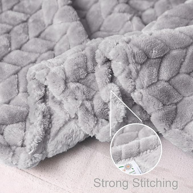 Exclusivo Mezcla Fleece Throw Blanket for Couch and Bed, 50x70 Inches Soft Cozy Jacquard Flannel Blankets, Lightweight Fuzzy Plush Warm Throws for Women, Light Grey
