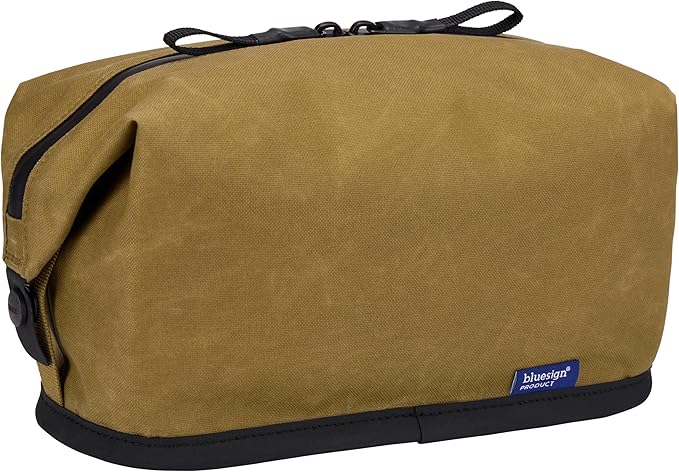 Thule Aion Toiletry Bag - Water-resistant bag for toiletries, makeup & shaving essentials - Removable liquids bag included - Easy to clean - Snap loop for easy hang - Waxed, PFC-free fabric