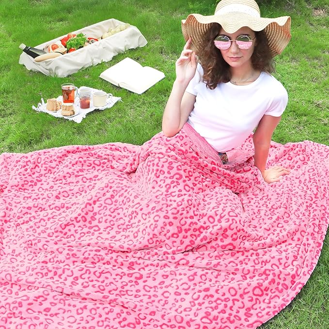 Pink Throw Blanket for Girls Women - Birthday Gifts for Teen Girls Her Sister, Soft Cozy Cute Fleece Blanket, Y2K Girly Room Decor, Coral Pink Plush Small Blanket for Couch Bed