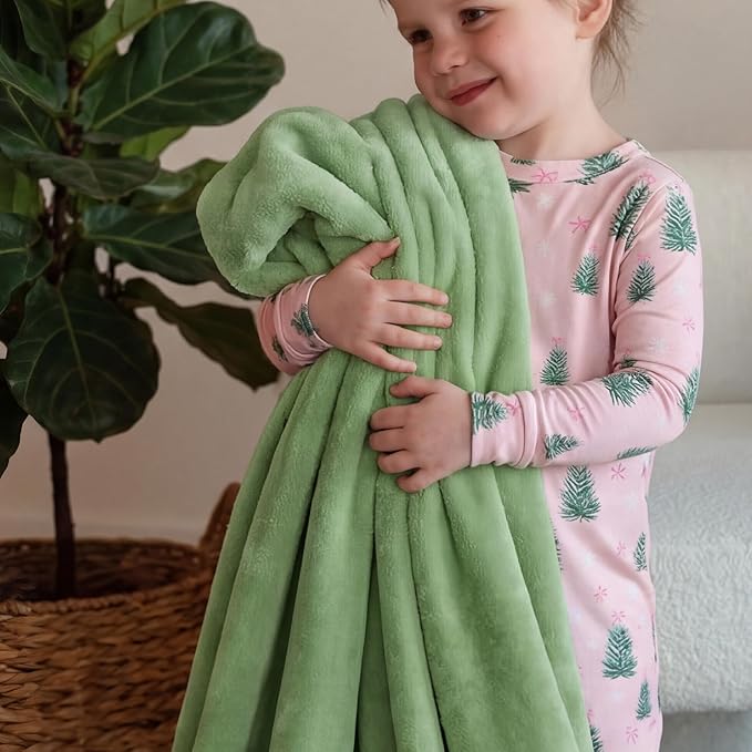 Bedsure GentleSoft Fleece Bed Blankets Full Size Green - Soft Lightweight Plush Fuzzy Cozy Luxury Blanket Microfiber, Emerald, 84x90 inches