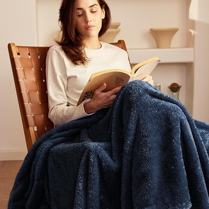 Exclusivo Mezcla Plush Fuzzy Fleece Bed Blanket Queen Size, Super Soft, Fluffy and Warm Blankets for Couch, Bed, All Season (Navy Blue, 90x90 inches)