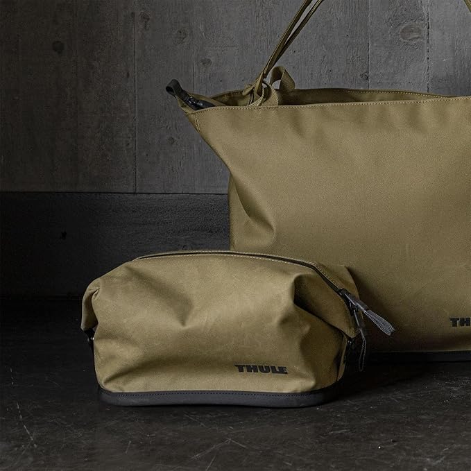 Thule Aion Toiletry Bag - Water-resistant bag for toiletries, makeup & shaving essentials - Removable liquids bag included - Easy to clean - Snap loop for easy hang - Waxed, PFC-free fabric